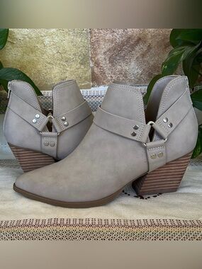 DV Dolce Vita Women’s Kramer Buckle Harness Cut-Out Taupe Ankle Heel Boots, 8.5